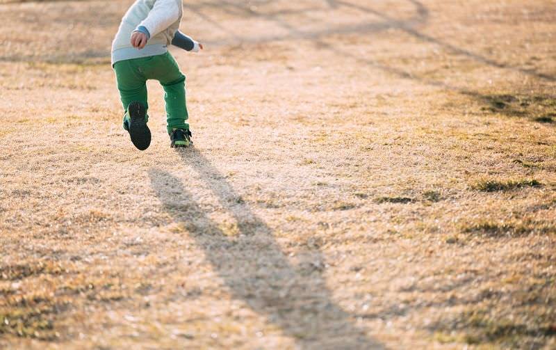 公園で走る子供