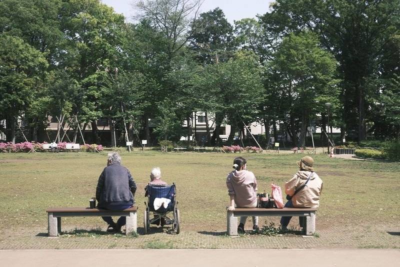 公園でのんびりする人々