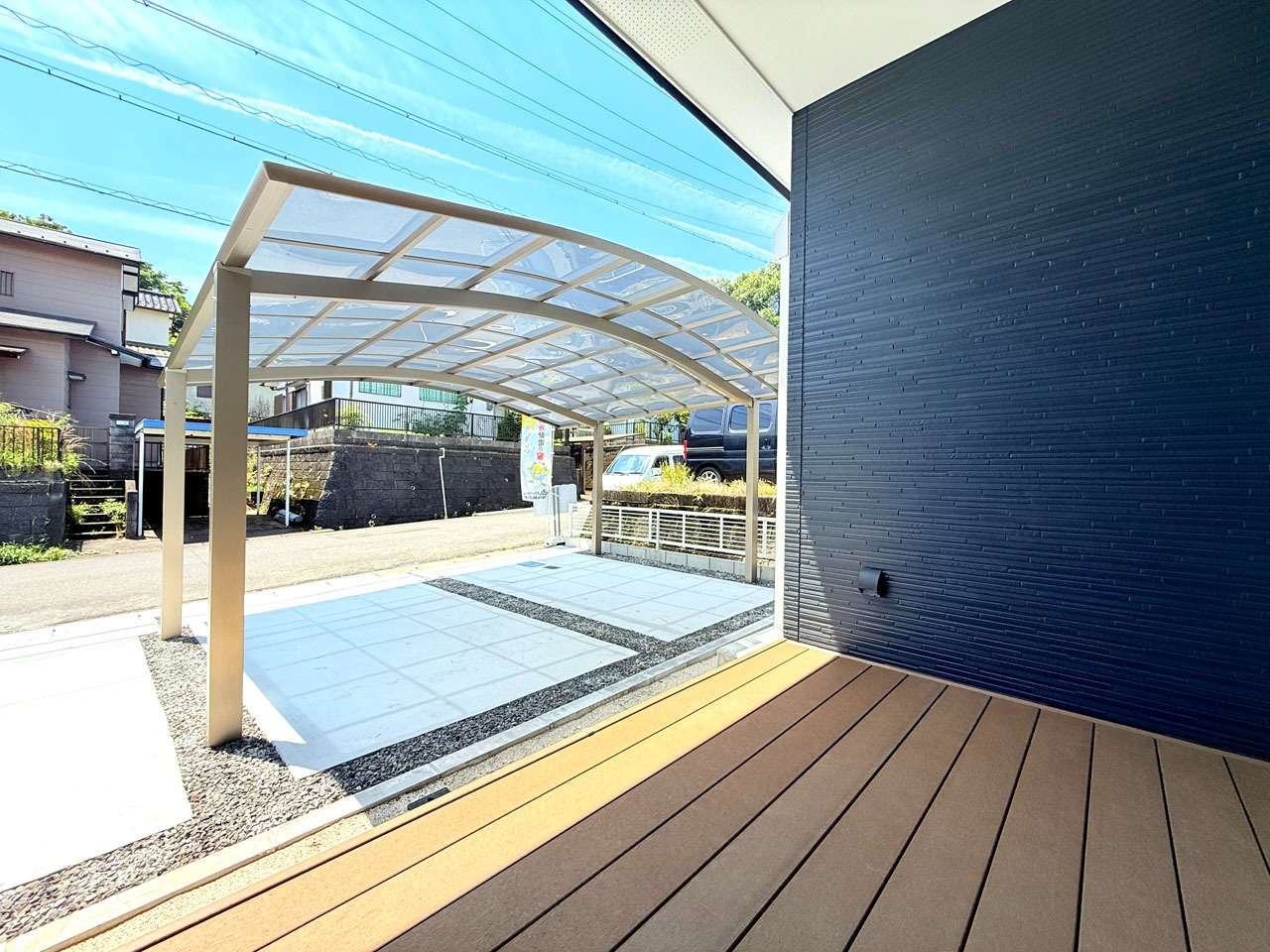 屋根付きのウッドデッキ