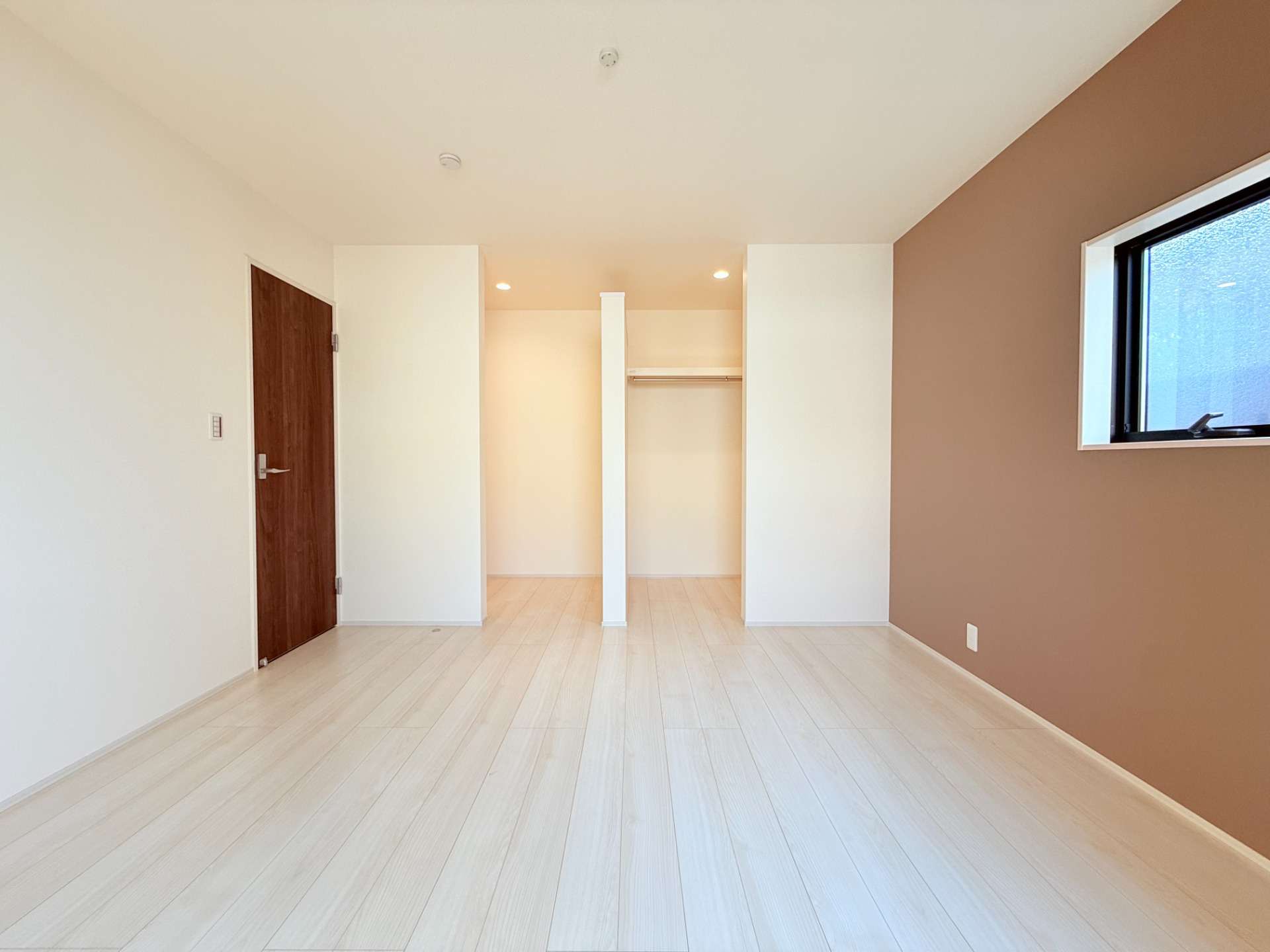 広い洋室にウォークインクローゼット